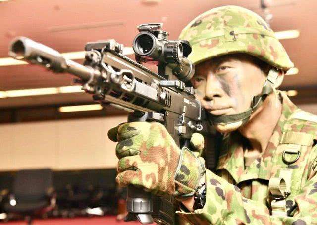 大阅兵新枪迎来劲敌？日本计划换装20式步枪，满