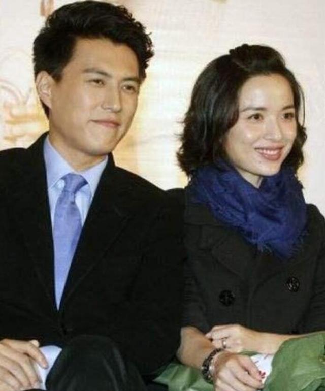 靳东心真大！陪妻子看比赛光顾与美女热聊似夫