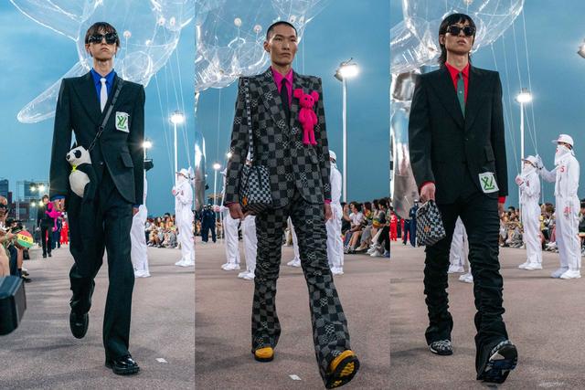 回应|吴亦凡回应背玩偶走秀太累 全程黑脸走秀网友宝宝心里苦