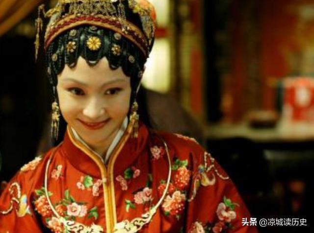 贾宝玉和王熙凤的服饰是典型的皇家气派，历史上无人敢僭越
