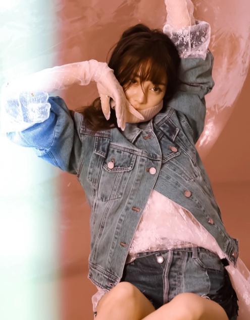 热巴为秀大长腿，坐着时忘记自己穿的是短裤，