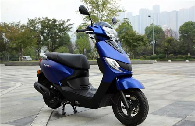 代步踏板小海豚，前轮碟刹一体式座垫，110CC发动