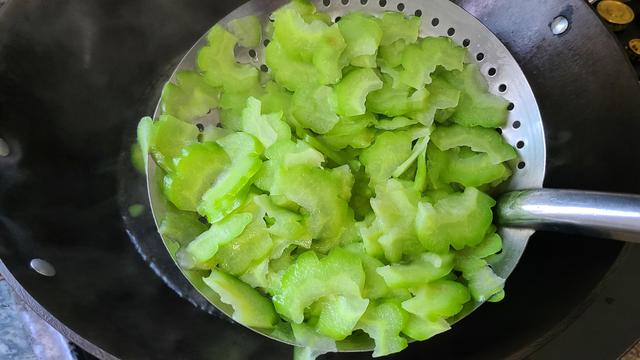 天气热，广东人经常吃这一道美味家常菜，清热下火又好吃