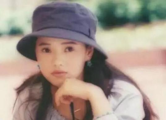 2015年，伊能静和小10岁秦昊结婚，公公婚礼上一