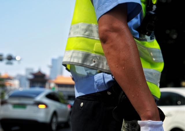 重庆|渝中民警不惧“烤”验 战高温斗酷暑为群众送去“清凉”