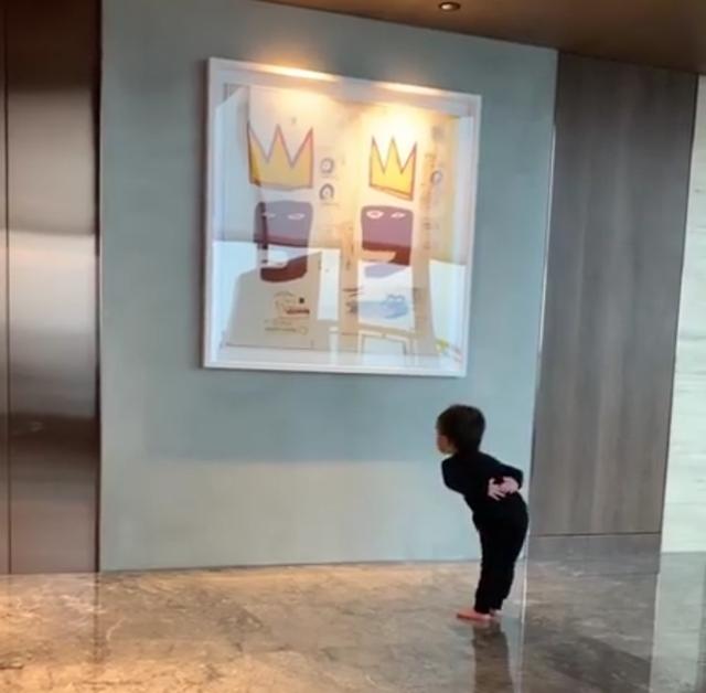 周杰伦父子赏毕加索名画，父子俩将手放在背后动作同步，敬意满满