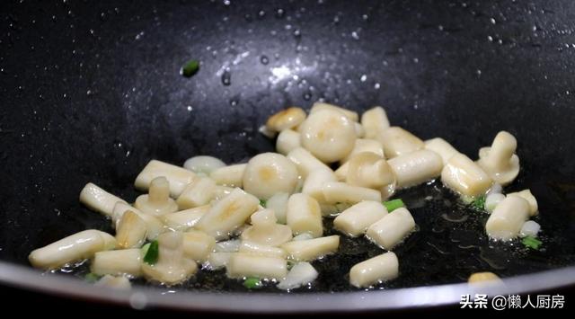 天热喝什么汤？嫩滑的豆腐，酥软的蛋皮，教你做豆腐蛋皮汤