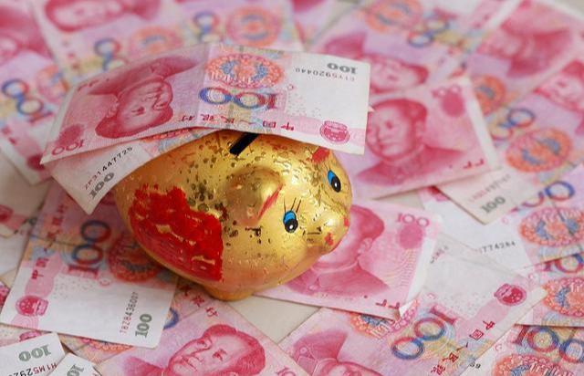 想存一笔五年定期，银行员工却一直劝存一年定