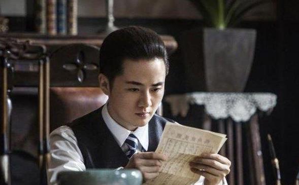 汪精卫儿子回国扫墓，见父亲的跪像，留下9个字