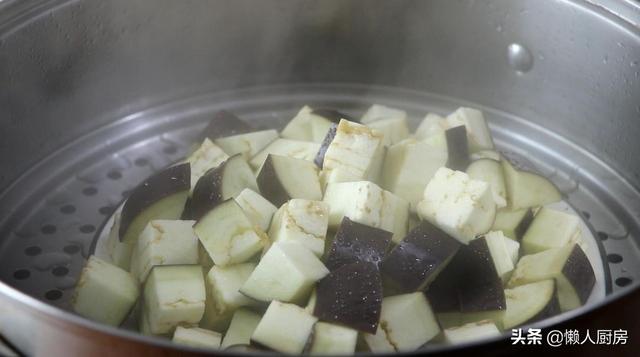 先蒸后炒，这样做出来的茄子不吸油，配上牛肉末一起炒，下饭好吃