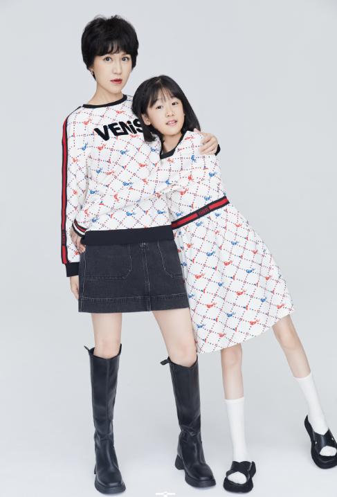 鲍蕾母女写真曝光，十一岁陆雨长势喜人，四肢纤细到难以置信