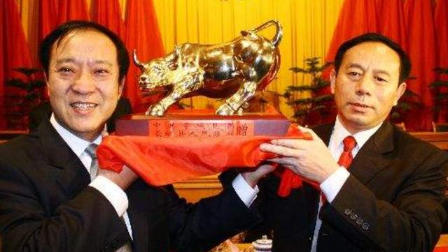 2000年，牛群为贫困学校募捐，却遭质疑被逼“裸