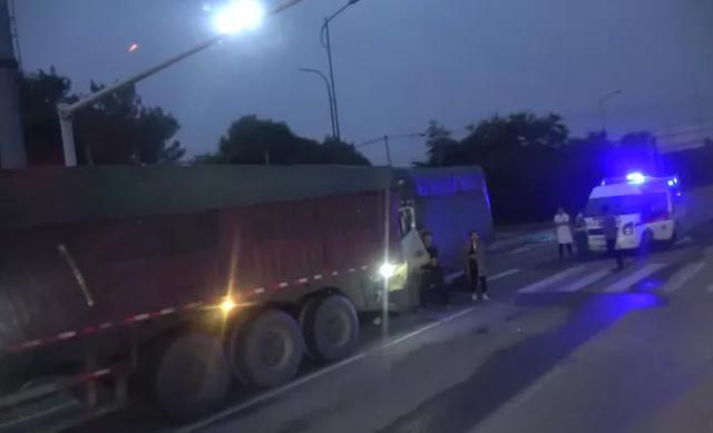 菏澤凌晨發生一起貨車追尾事故