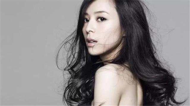 坎坷的黄轩：12岁父母离婚，19岁被张艺谋“忽悠”，21岁成孤儿