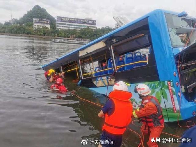 揪心！贵州坠湖公交已救出18人，事发瞬间视频曝光