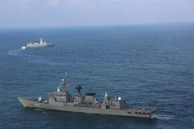 北约军舰一片哀嚎！舰载直升机坠海，撞得四分五裂，6人全部死亡