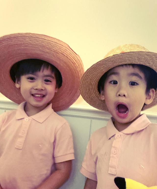 陈若仪晒四年前旧照，Kimi抱着弟弟好暖心，双子星颜值越来越高