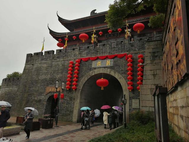 杭州有个皇家古街，古代是杭州CBD，现为4A景点免费开放