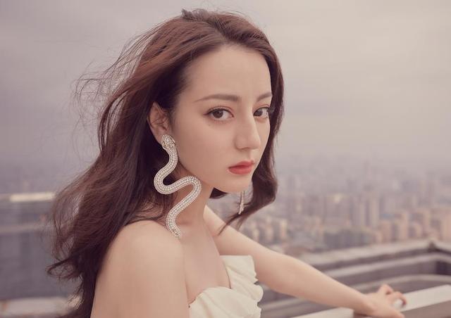 迪丽热巴越来越“Lisa化”了？齐刘海黑眼线，好似双胞胎姐妹