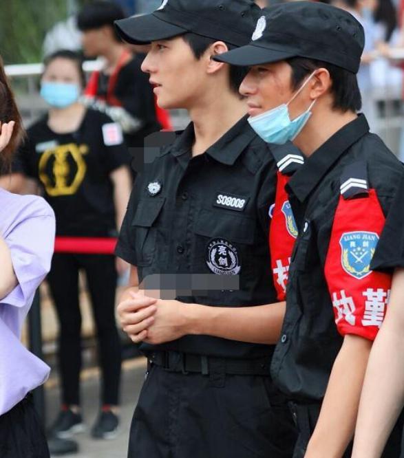 造型|杨洋保安造型 长的帅了果然穿什么都好看