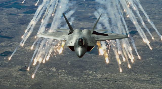 18架F22掉头一路南下，不顾警告飞越海峡，头号对手无奈选择退让