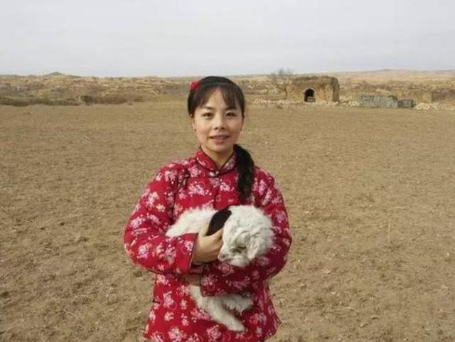 她是国家一级演员，回老家却毫无架子，下地干