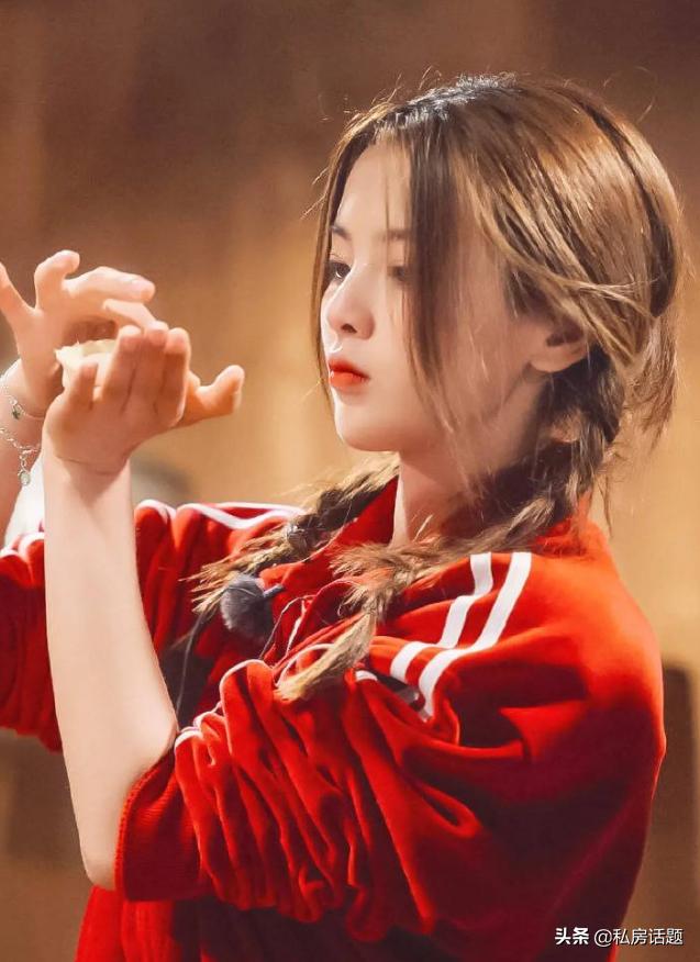 杨超越和鞠婧祎，一个初恋脸，一个高冷脸，你喜欢哪一个