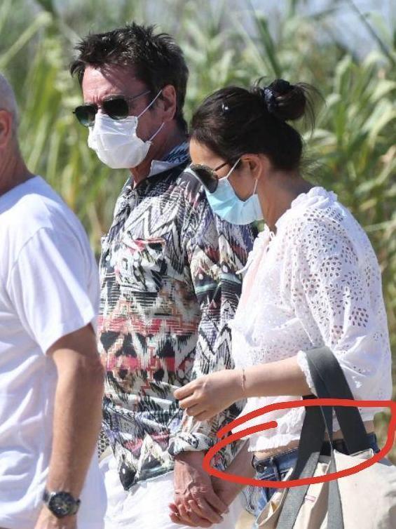 巩俐无意露肚脐太尴尬！携71岁老公沙滩漫步，游