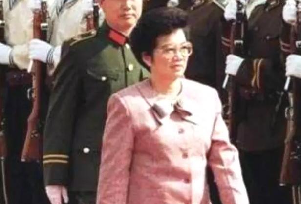 全球首位华裔女总统，以中国人身份为豪，上台