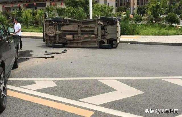 『相撞』劳斯莱斯与长安相撞损失上百万 莫要道德绑架认清违法现实