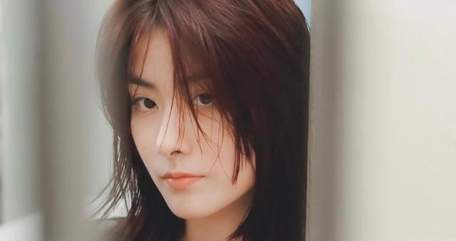 46岁陈慧琳近照曝光，与助理一同现身超市，打扮