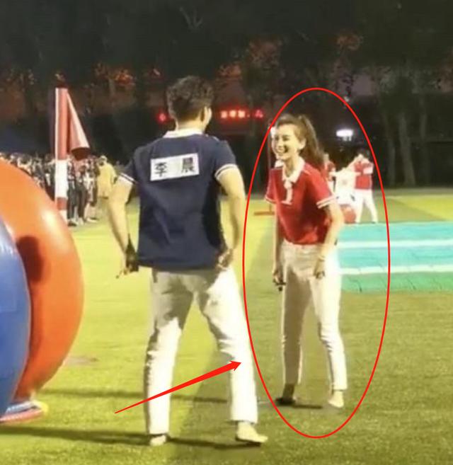 baby穿紧身裤不搭高跟鞋，见她生图下的全身照，真实身材一望而知