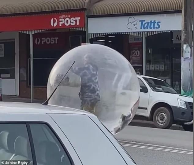 澳洲男子硬核防疫，竟把自己包在塑料球里出去买菜，路人看懵