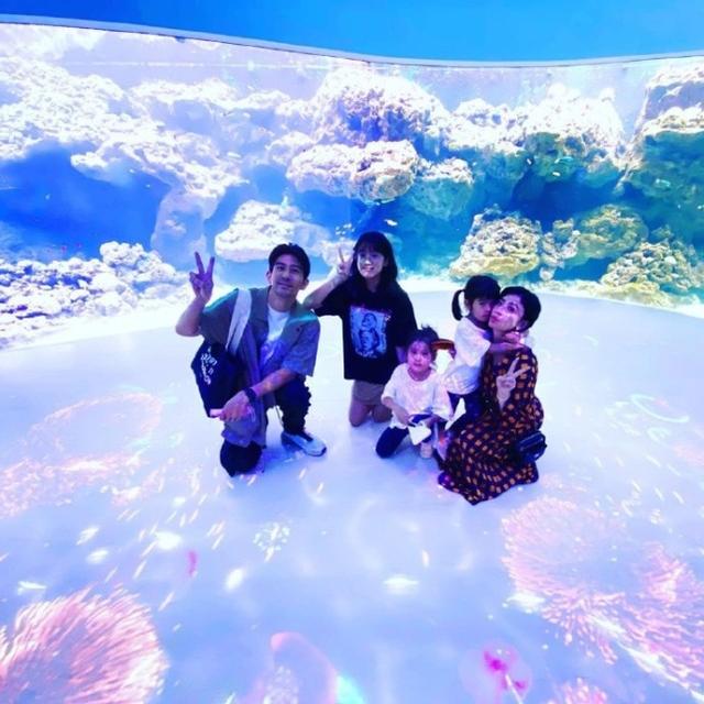 修杰楷晒波妞撒娇照，见姐姐与妈妈亲吻，双手紧搂贾静雯争宠萌翻