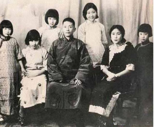 日本女护士嫁给中国将军64年，期间从未回家，女