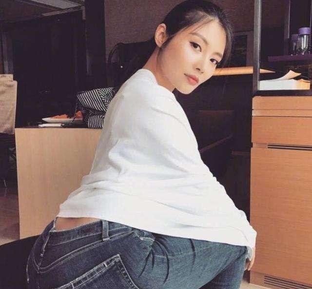 徐冬冬用搓衣板洗头引争议，被网友质疑哗众取