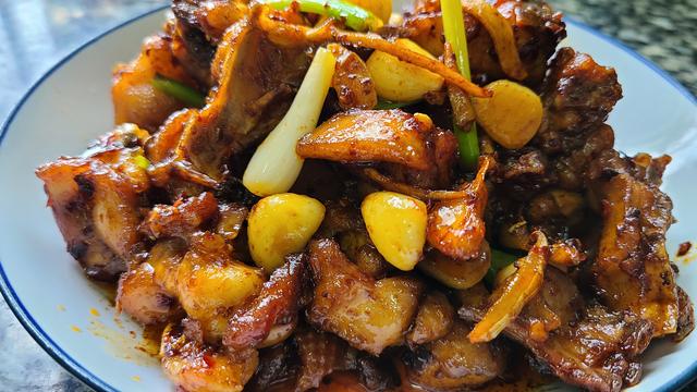 鸡肉这样做味道更香，教你一道蒜香鸡的做法，咸香美味又下饭