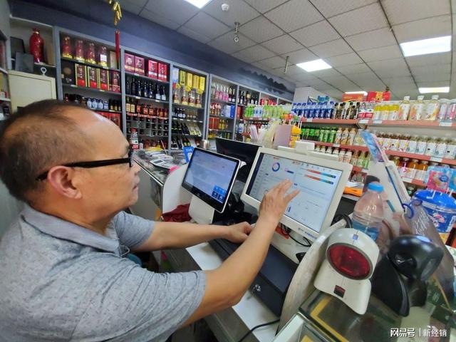 70歲老爺爺沉迷玩POS機，開小店日銷過萬元