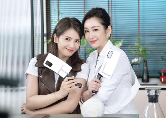 刘涛现在真是“直播一姐”？与多位明星同框，依旧很有总裁范