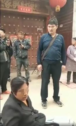 老太堵朱之文家门口讨要医药费：大衣哥，求你别再装好人了
