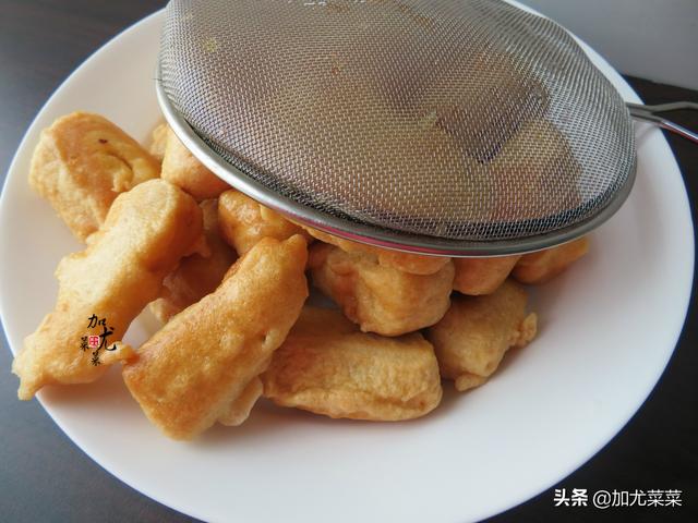 年夜饭小吃：分享芋头好吃的做法，加点面粉，香脆糯口，小孩超爱