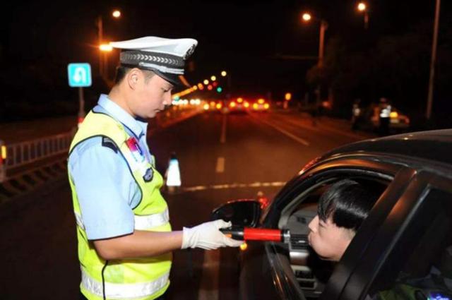 酒后找代驾却被交警罚，车主：不过是开下空调，怎么就成酒驾了？
