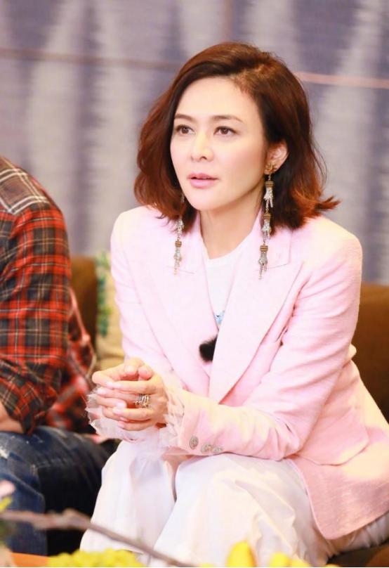 从“惯三”到“高尔夫球事件”，“老少通吃”的关之琳脸部变僵硬