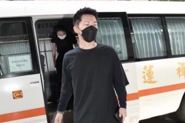 赌王何鸿燊尾七现场，何猷君撇奚梦瑶独自入场，女婿窦骁再现身