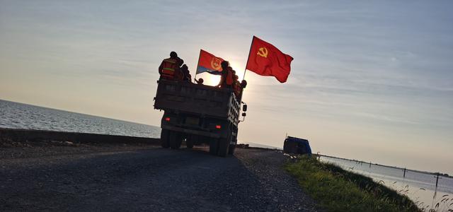 在人民群众最需要的时候冲锋在前——国家综合性消防救援队伍践行训词精神在防汛救灾一线挑重担打硬仗