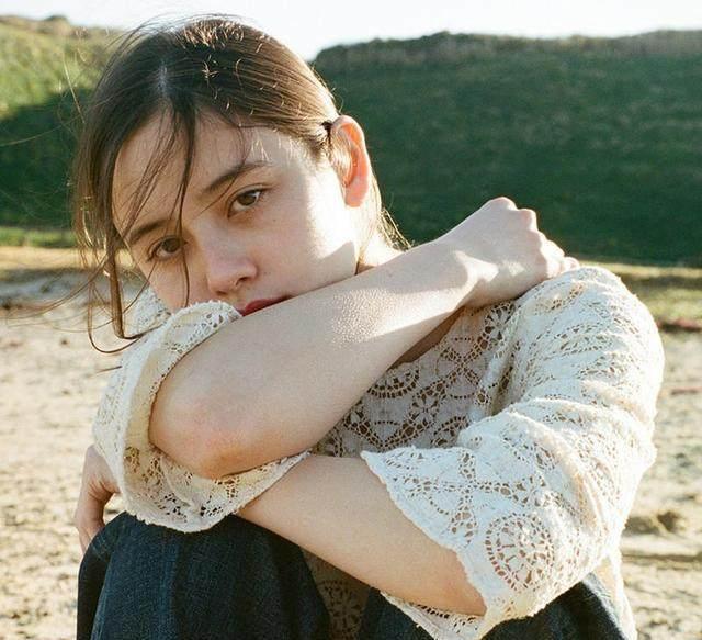 很多人的情绪不是一点就着，而是一触即溃，这