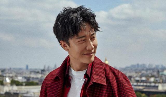 坎坷的黄轩：12岁父母离婚，19岁被张艺谋“忽悠”，21岁成孤儿