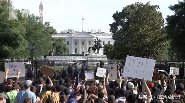 “来自上帝的正义”！美国最大的国旗被撕成两