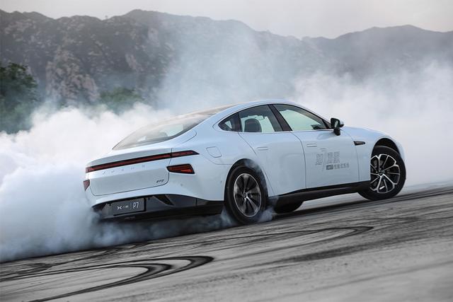 遠(yuǎn)不止706KM超長續(xù)航這么簡(jiǎn)單！小鵬P7操控體驗(yàn)拉滿