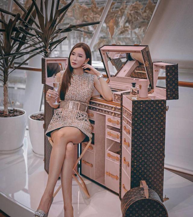 确实奢华，lv硬箱堆成小山坡，爱马仕包包摆成墙